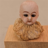 hudfarvet-dukke-porcelaen-hoved-blonde-omkring-halsen-vintage-legetoej